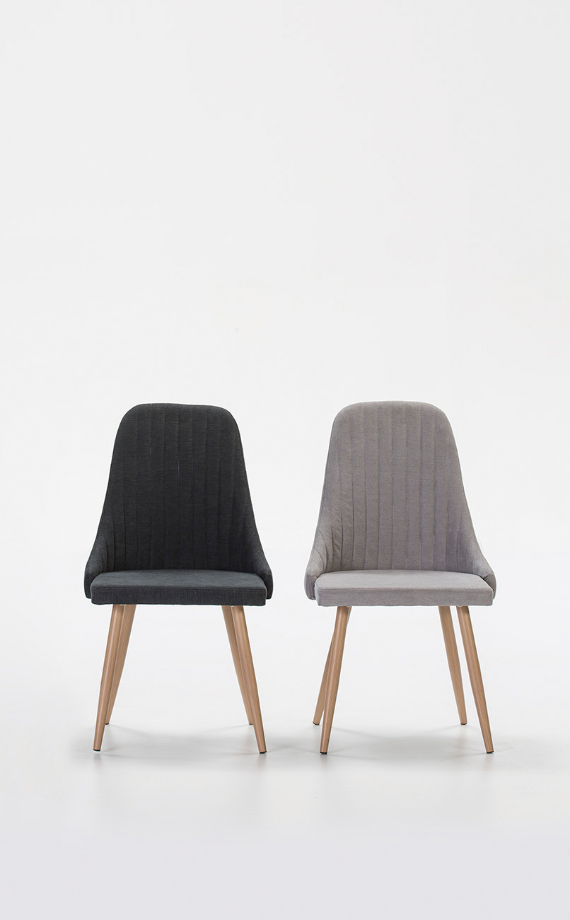 21 Con este conjunto de sillas acabadas en tela y metal podrás crear un ambiente armonioso.