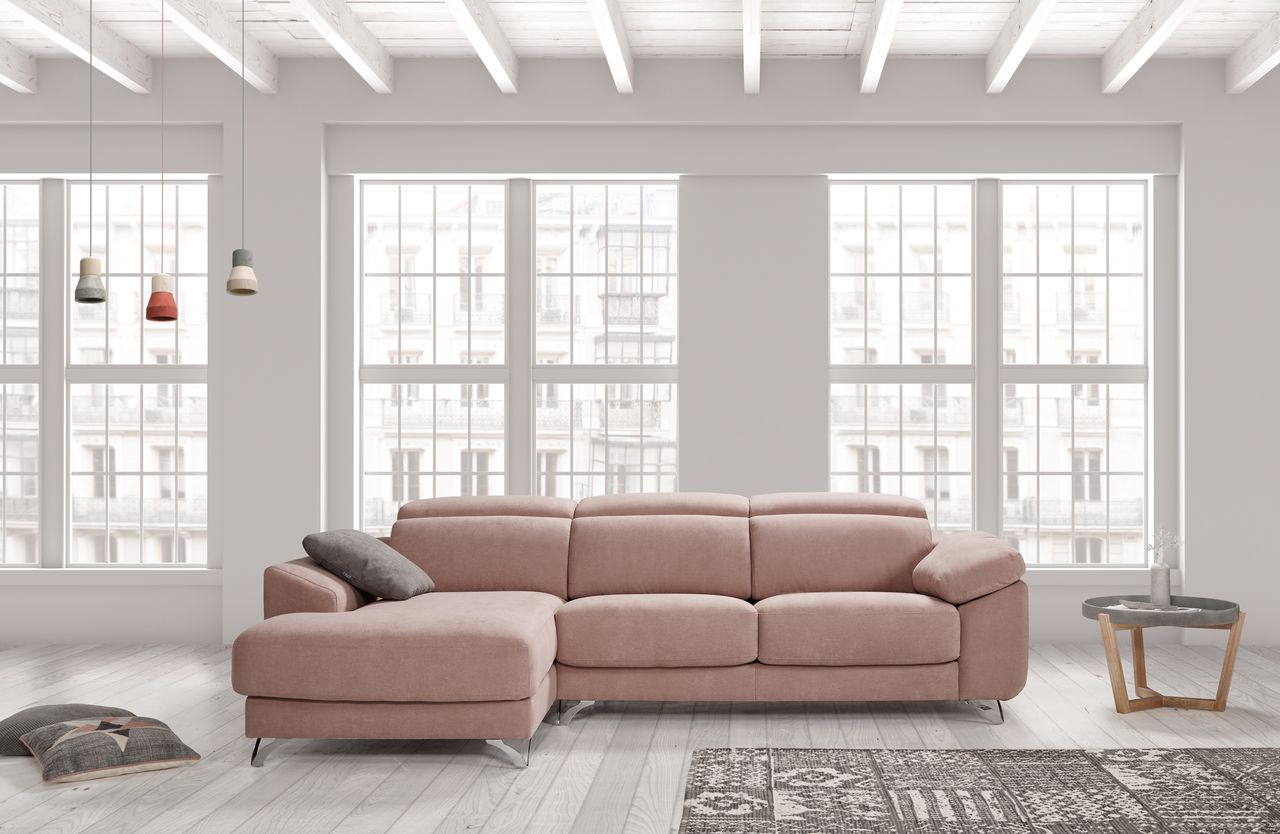 33 Este sofá hará de tu salón un espacio con encanto a la par que un lugar donde disfrutar de las comodidades que ofrecen sus asientos extraibles, cabezales reclinables y almohadas desenfundables. 234 x 79/99 x 109/144 cm. Diversidad de telas y colores.