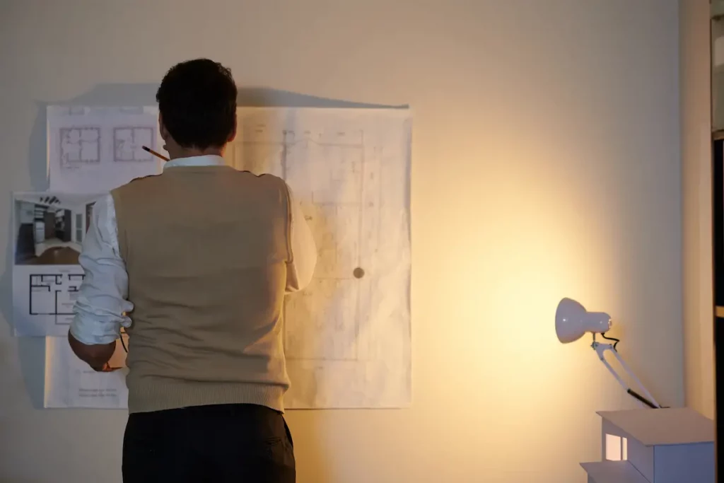 arquitecto usando una luz de trabajo iluminación por capas para trabajar