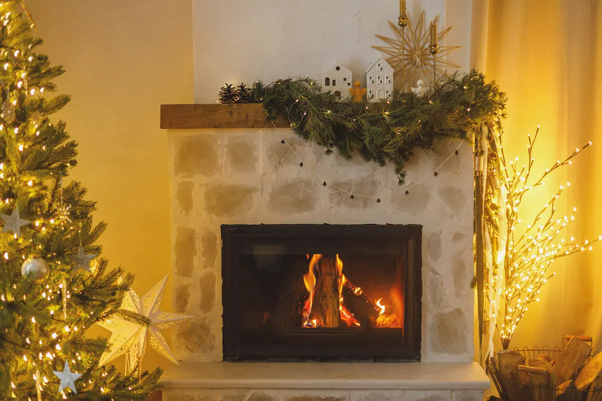 chimenea con decoracion navidena cómo decorar una chimenea
