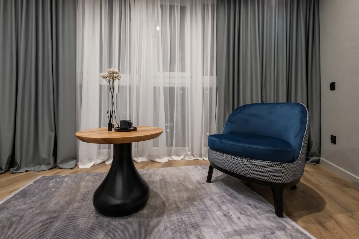 decorando salon con dos tipos de cortina cómo elegir cortinas