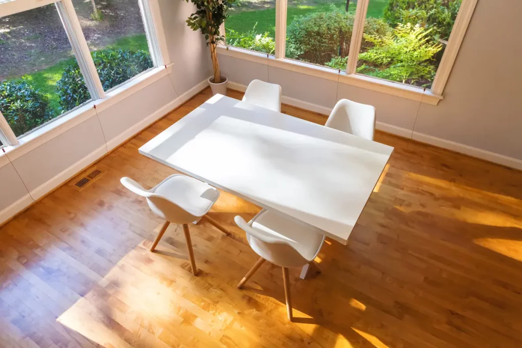 mesa rectangular con gente comiendo elegir la mesa de centro