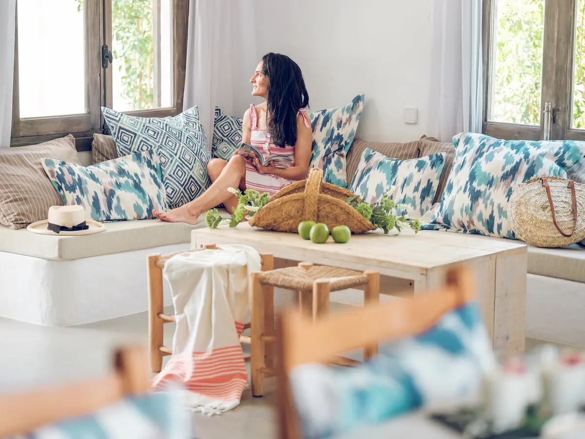 mujer en salon de materiales naturales decoración ecológica