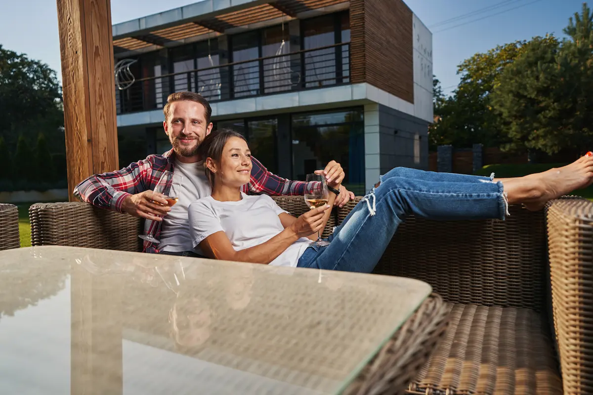 pareja en jardin bien decorada mejores materiales para muebles de jardín