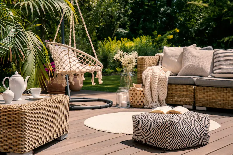 terraza con sofa de ratan sintetico materiales para exteriores
