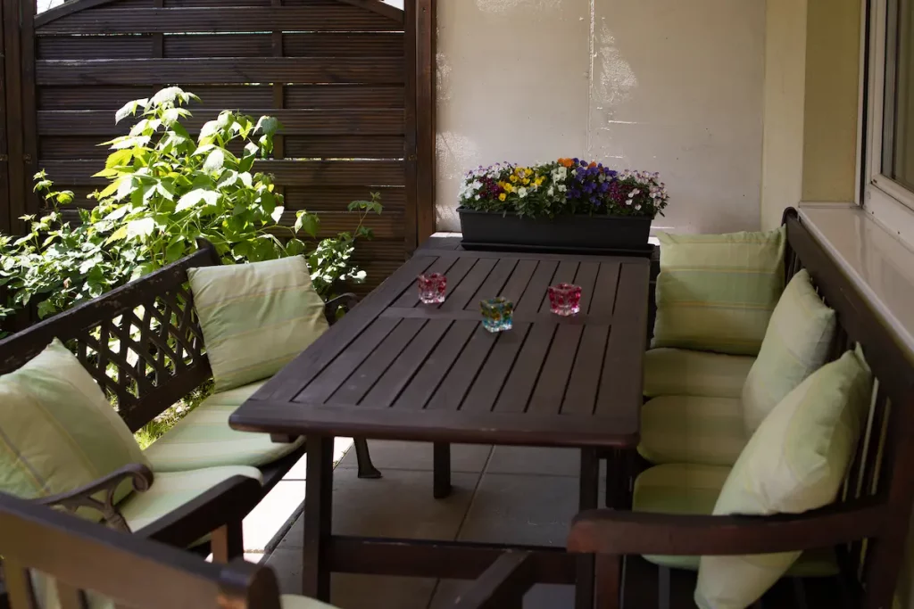 terraza pequena con mesa y sillas decoración para terrazas pequeñas