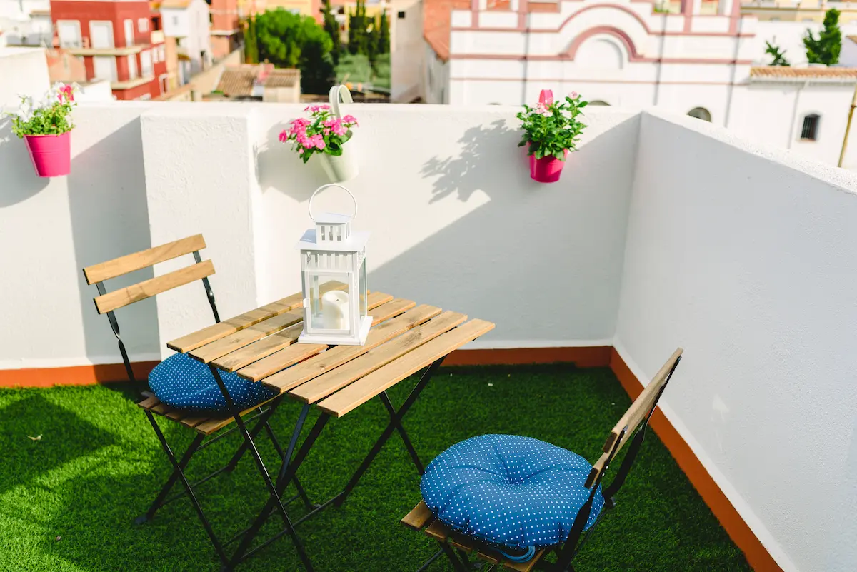 terraza pequena con mesita en medio decorar terraza pequeña