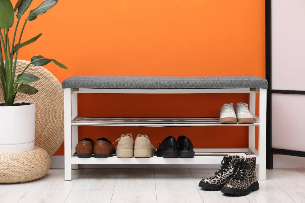 un banco con almacenaje mueble organización casa pequeña